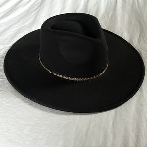 The perfect black flat brimmed hat with gold chain 🖤